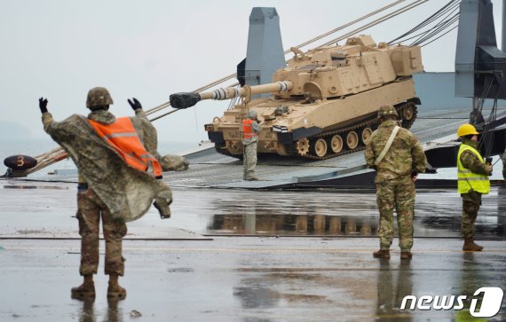 한국에 순환 배치되는 미국 육군 제1보병사단 예하 제2전투여단(단검 여단)이 한국 광양항에 도착했다. (미8군 제공) 2020.2.13/뉴스1 © News1 송원영 기자