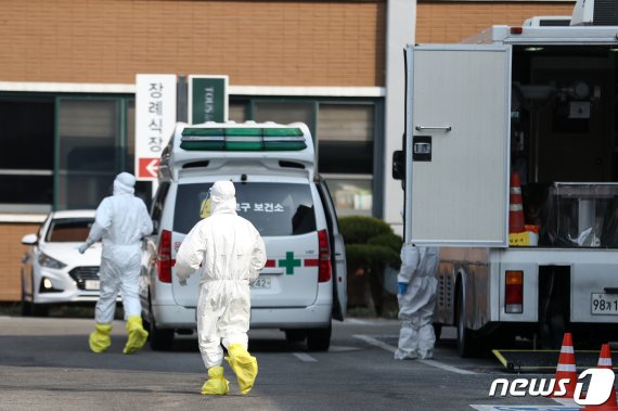 신종 코로나바이러스 감염증(코로나19) 지역사회 확산이 우려되는 20일 서울 중구 국립중앙의료원에서 의료진들이 분주하게 움직이고 있다. 2020.2.20/뉴스1 © News1 이승배 기자
