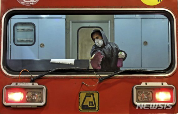 [테헤란=AP/뉴시스]26일 새벽(현지시간) 이란 수도 테헤란에서 한 작업자가 신종 코로나바이러스 감염증 예방을 위해 지하철 내부를 소독하고 있다. 2020.02.26.