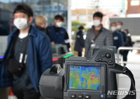 [울산=뉴시스] 배병수 기자 = 신종 코로나바이러스 감염증(코로나19)이 확산되고 있는 가운데 26일 오후 울산 북구 현대자동차 울산공장 정문에 열화상 감지카메라가 설치돼 있다. 2020.02.26. bbs@newsis.com /사진=뉴시스