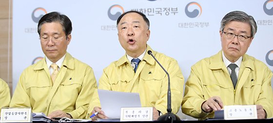 정부가 코로나19 확산으로 급랭하고 있는 내수를 진작시키고 투자를 활성화하기 위한 민생·경제 종합대책을 28일 정부 합동으로 발표했다. 홍남기 경제부총리가 이날 정부서울청사에서 휴가, 문화 분야 소비촉진을 위한 5대 소비쿠폰제도 도입 등을 주요 내용으로 하는 대책을 브리핑하고 있다. 왼쪽부터 성윤모 산업통상자원부 장관, 홍 부총리, 이재갑 고용노동부 장관. 뉴시스