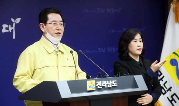 김영록 전남도지사가 28일 오후 도청 브리핑룸에서 코로나19 전남 두 번째 확진자 발생에 따른 긴급발표문을 발표하고 있다.사진=전남도 제공