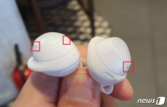 갤럭시버즈+에는 갤럭시버즈와 달리 외부 마이크가 1개 추가됐다. 2019.02.28. /뉴스1 © News1 김정현 기자