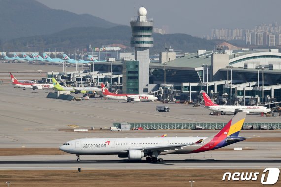 인천국제공항 활주로에서 아시아나 항공기가 이륙을 준비하고 있다. /사진=뉴스1