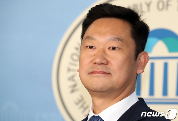 노무현 전 대통령의 사위 곽상언 변호사가 더불어민주당 충북 보은·옥천·영동·괴산 지역구 공천장을 따냈다. 그는 노 전 대통령 일가 중 첫 번째 총선 출마자가 됐다. 곽 변화사의 맞상대는 박덕흠 미래통합당 의원이다. 뉴스1