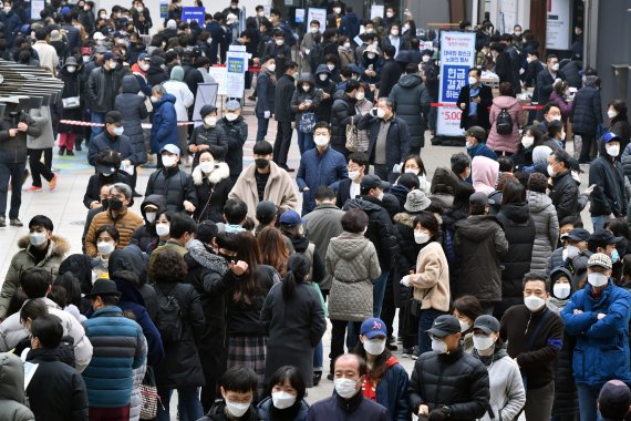 신종 코로나바이러스 감염증(코로나19) 확진자가 3500명을 돌파한 1일 서울 목동동로 행복한백화점에서 열린 마스크 긴급 노마진 판매행사에서 시민들이 마스크를 구입하기 위해 길게 줄지어 서있다. 사진=서동일 기자