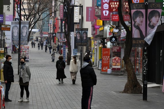 한국을 대표하는 관광지로 손꼽히는 서울 명동의 경우에도 간판에선 한국을 상징하는 한글을 찾기가 쉽지 않다. 한국만의 특색을 살린 간판 사용을 시민사회 차원에서 독려해야 한다는 지적이 나온다. 사진=서동일 기자