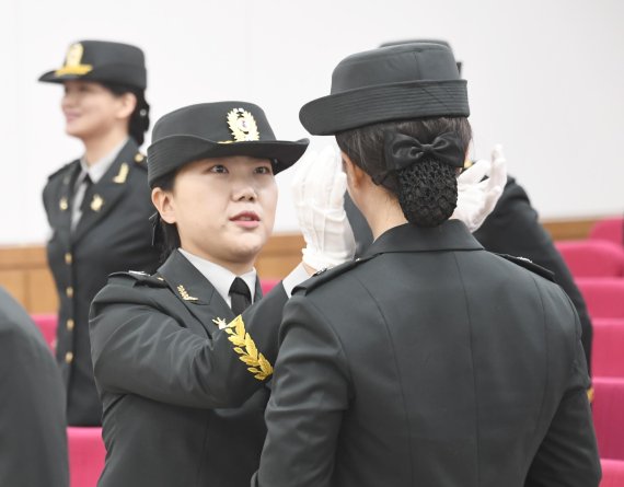 복장 챙겨주는 신임소위들 - 파이낸셜뉴스