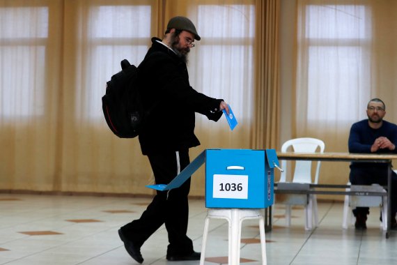 팔레스타인 서안지구의 이스라엘 녹딤 정착촌에서 2일(현지시간) 유권자가 총선 투표를 하고 있다.로이터뉴스1