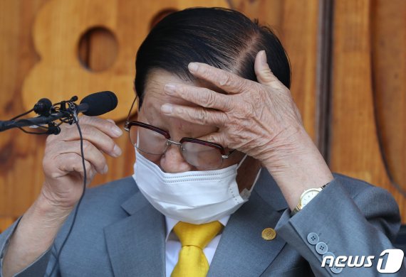 이만희 신천지예수교 증거장막성전 총회장이 2일 오후 경기 가평 신천지 평화의 궁전에서 열린 코로나바이러스 감염증(코로나19) 사태 관련 기자회견 중 눈가를 눈가 어루만지고 있다. 2020.3.2/뉴스1 © News1 허경 기자