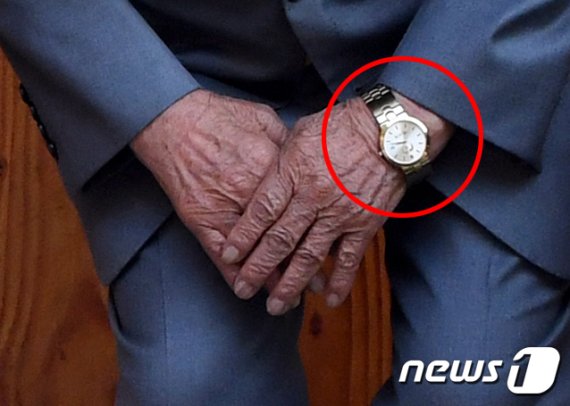 이만희 신천지예수교 증거장막성전 총회장이 2일 오후 경기 가평 신천지 평화의 궁전에서 열린 코로나바이러스 감염증(코로나19) 사태 관련 기자회견을 하고 있다. 이 총회장이 손목에 찬 '박근혜 시계'가 눈길을 끈다. 2020.3.2/뉴스1 © News1 허경 기자