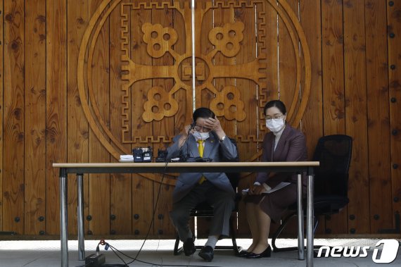 이만희 신천지예수교 증거장막성전 총회장이 2일 오후 경기 가평 신천지 평화의 궁전에서 열린 코로나바이러스 감염증(코로나19) 사태 관련 기자회견을 하고 있다. 이 총회장은 "국민 앞에 엎드려 사죄한다＂며 큰절을 한 뒤 ＂교단에서는 최선의 노력을 다했지만, 환자가 많이 발생해 송구하다. 힘 닿는 데까지 인적·물적 지원을 아끼지 않겠다＂고 밝혔다. 2020.3.2/뉴스1 © News1 허경 기자