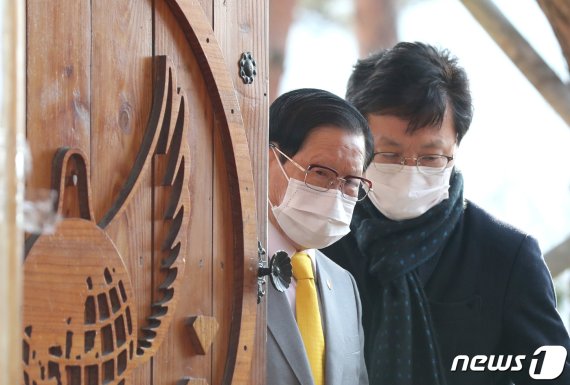 신천지예수교 증거장막성전(신천지) 이만희(89) 총회장이 자신의 가평 별장 '평화의 궁전'에서 '코로나19' 사태 관련 기자회견을 열고 있다. © News1 허경 기자