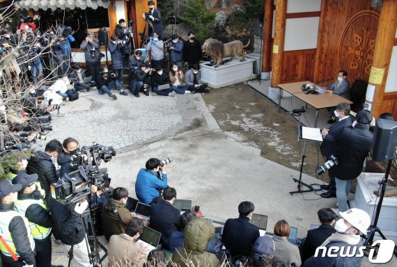 이만희 신천지예수교 증거장막성전 총회장이 2일 오후 경기 가평 신천지 연수원 평화의 궁전 대문에서 신종 코로나바이러스 감염증(코로나19) 사태와 관련해 공식 입장을 밝히고 있다. 이 총회장은 기자회견에서 "고의적인 것이 아니지만 많은 감염자가 나왔다＂라며 ＂국민여러분에게 이번 기회에 진심으로 사죄의 말씀을 드린다＂라며 큰절을 하기도 했다. 2020.3.2/뉴스1 © News1 안은나 기자