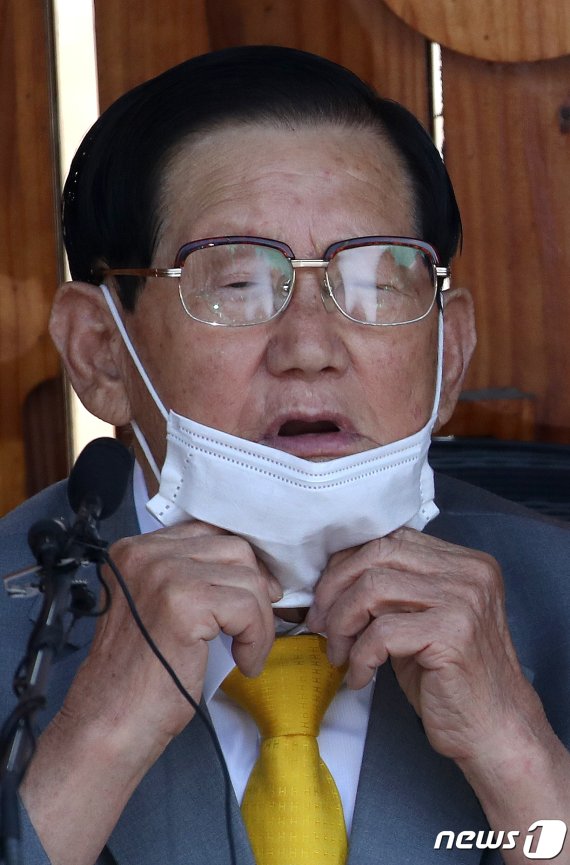 이만희 신천지예수교 증거장막성전 총회장이 2일 오후 경기 가평 신천지 평화의 궁전에서 열린 코로나바이러스 감염증(코로나19) 사태 관련 기자회견 중 마스크를 만지고 있다. 이 총회장은 "국민 앞에 엎드려 사죄한다＂며 큰절을 한 뒤 ＂교단에서는 최선의 노력을 다했지만, 환자가 많이 발생해 송구하다. 힘 닿는 데까지 인적·물적 지원을 아끼지 않겠다＂고 밝혔다. 2020.3.2/뉴스1 © News1 허경 기자
