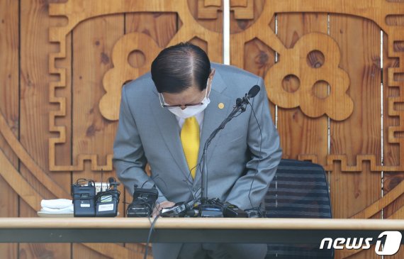 이만희 신천지예수교 증거장막성전 총회장이 2일 오후 경기 가평 신천지 평화의 궁전에서 열린 코로나바이러스 감염증(코로나19) 사태 관련 기자회견을 하고 있다. 이 총회장은 "국민 앞에 엎드려 사죄한다＂며 큰절을 한 뒤 ＂교단에서는 최선의 노력을 다했지만, 환자가 많이 발생해 송구하다. 힘 닿는 데까지 인적·물적 지원을 아끼지 않겠다＂고 밝혔다. 2020.3.2/뉴스1 © News1 허경 기자