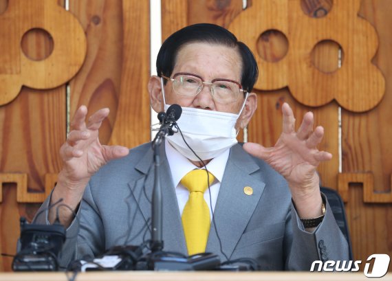 이만희 신천지예수교 증거장막성전 총회장이 2일 오후 경기 가평 신천지 평화의 궁전에서 열린 코로나바이러스 감염증(코로나19) 사태 관련 기자회견을 하고 있다. 이 총회장은 "국민 앞에 엎드려 사죄한다＂며 큰절을 한 뒤 ＂교단에서는 최선의 노력을 다했지만, 환자가 많이 발생해 송구하다. 힘 닿는 데까지 인적·물적 지원을 아끼지 않겠다＂고 밝혔다. 2020.3.2/뉴스1 © News1 허경 기자