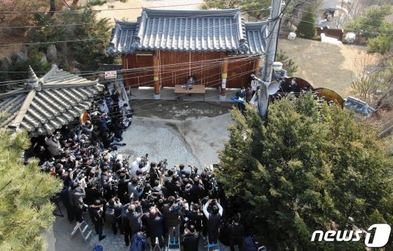 이만희 신천지예수교 증거장막성전 총회장이 2일 오후 경기 가평 신천지 연수원 평화의 궁전 대문에서 신종 코로나바이러스 감염증(코로나19) 사태와 관련해 공식 입장을 밝히고 있다. 이 총회장은 기자회견에서 "고의적인 것이 아니지만 많은 감염자가 나왔다＂라며 ＂국민여러분에게 이번 기회에 진심으로 사죄의 말씀을 드린다＂라며 큰절을 하기도 했다. 2020.3.2/뉴스1 © News1 안은나 기자