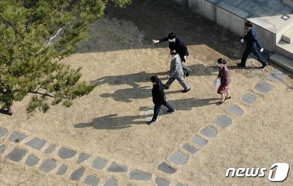 이만희 신천지예수교 증거장막성전(이하 신천지) 총회장(왼쪽 두번째, 회색양복)이 2일 오후 경기 가평 신천지 연수원 평화의 궁전에서 신종 코로나바이러스 감염증(코로나19) 사태와 관련해 공식 입장을 밝히는 기자회견을 하기 위해 바깥문으로 향하고 있다. 신천지 신도 사이에서 코로나19 확진자가 급증한 뒤, 이 총회장이 공식석상에서 입장을 밝히는 것은 이번이 처음이다. 2020.3.2/뉴스1 © News1 안은나 기자