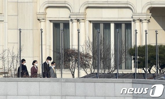 이만희 신천지예수교 증거장막성전(이하 신천지) 총회장(오른쪽 첫번째)이 2일 오후 경기 가평 신천지 연수원 평화의 궁전 대문 에서 신종 코로나바이러스 감염증(코로나19) 사태와 관련해 공식 입장을 밝히는 기자회견을 마친 후 평화의 궁전으로 향하고 있다. 2020.3.2/뉴스1 © News1 안은나 기자