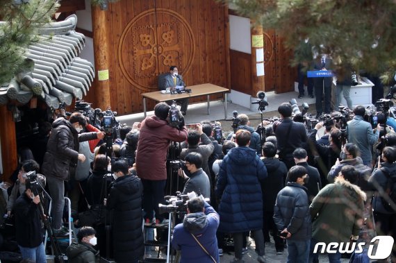 이만희 신천지예수교 증거장막성전 총회장이 2일 오후 경기 가평 신천지 평화의 궁전에서 열린 코로나바이러스 감염증(코로나19) 사태 관련 기자회견을 하고 있다. 이 총회장은 "국민 앞에 엎드려 사죄한다＂며 큰절을 한 뒤 ＂교단에서는 최선의 노력을 다했지만, 환자가 많이 발생해 송구하다. 힘 닿는 데까지 인적·물적 지원을 아끼지 않겠다＂고 밝혔다. 2020.3.2/뉴스1 © News1 허경 기자