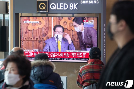 시민들이 2일 서울역 대합실에서 이만희 신천지예수교 증거장막성전 총회장의 신종 코로나바이러스 감염증(코로나19) 관련 기자회견 생방송 중계를 지켜보고 있다. 신천지 신도 사이에서 코로나19 확진자가 급증한 뒤, 이 총회장이 공식석상에서 입장을 밝히는 것은 처음이다. 2020.3.2/뉴스1 © News1 유승관 기자
