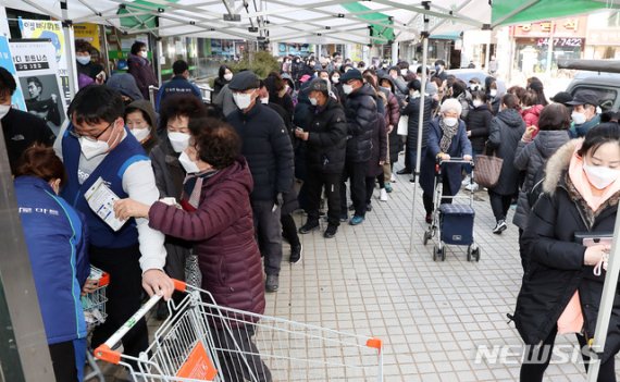 신종 코로나바이러스감염증(코로나19)이 확산되는 가운데 2일 오후 인천시 남동구 하나로마트남동농협본점에서 시민들이 줄을 서서 마스크를 구입하고 있다. /사진=뉴시스