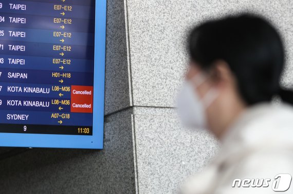 2일 인천국제공항 제1터미널 출국장 모니터에 말레이시아 코타키나발루 항공편 결항을 알리는 내용이 표시되고 있다. 2020.3.2/뉴스1 © News1 성동훈 기자