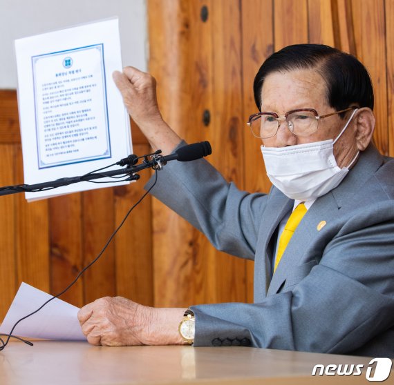 이만희 신천지예수교 증거장막성전 총회장이 2일 오후 경기 가평 신천지 평화의 궁전에서 열린 코로나바이러스 감염증(코로나19) 사태 관련 기자회견을 하던 중 성도들을 향해 쓴 편지를 들어 보이고 있다. 2020.3.2