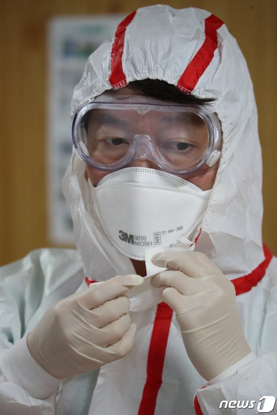 [화보] 잠시 의사로 돌아 간 안철수.."모텔서 숙식 해결"