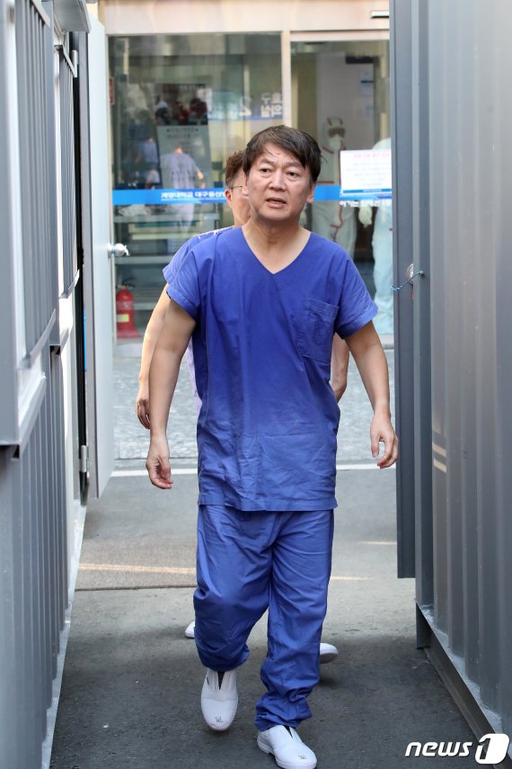 [화보] 잠시 의사로 돌아 간 안철수.."모텔서 숙식 해결"