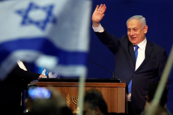 베냐민 네타냐후 이스라엘 총리가 3일 이스라엘 텔아비브의 리쿠드당사에서 지지자들에게 손을 흔들고 있다.로이터뉴스1