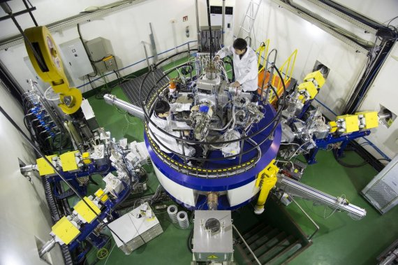 원자력연구원 연구자들이 암 치료용 동위원소 Cu-67을 생산하는 사이클로트론을 점검하고 있다. 원자력연구원 제공