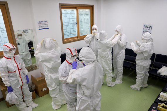 계명대 대구동산병원 의료진이 착의실에서 보호장구를 착용하고 있다. 사진=동산병원 제공