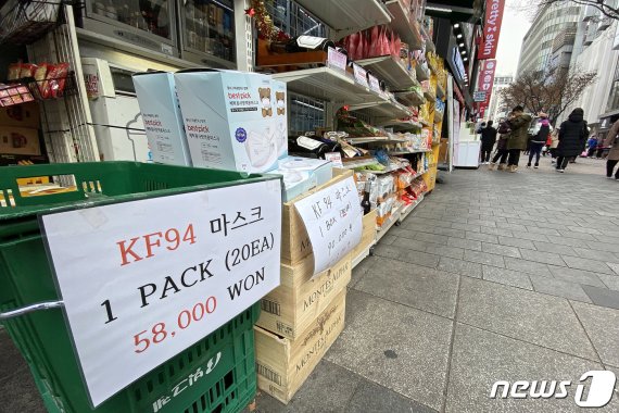 신종 코로나바이러스로 인해 단기간 마스크 가격이 폭등하고 있다. 2일 서울 중구 명동의 한 상점 입구에 마스크가 진열되어 있다. 2020.2.2/뉴스1 © News1 박지혜 기자
