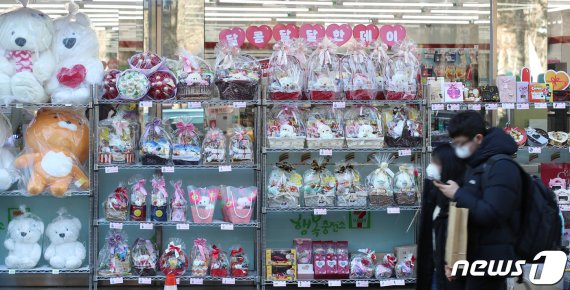 밸런타인데이(2월 14일)를 앞둔 지난달 9일 대구 중구 동성로의 한 편의점에 전시된 다양한 종류의 선물용 초콜릿이 눈길을 끌고 있다./뉴스1 © News1 공정식 기자