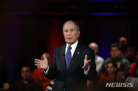 [매너서스=AP/뉴시스] 마이클 블룸버그 전 뉴욕시장이 2일(현지시간) 버지니아주 매너서스에서 열린 폭스뉴스가 주최한 타운홀 미팅에서 발언하고 있다. 2020.03.03