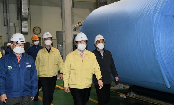 정세균 국무총리(오른쪽 두번째)는 3일 마스크원자재를 생산하는 경북 구미의 도레이첨단소재 공장을 방문해 생산 현장을 둘러보고 있다. 이영관 도레이첨단소재 회장(왼쪽 첫번째) 등 경영진이 정 총리와 함께 공장 안으로 들어가고 있다. 총리실 제공