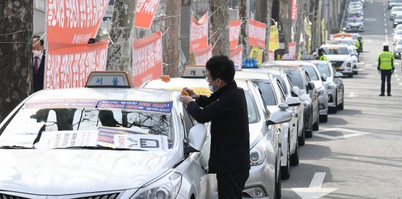 성범죄를 저지른 택시기사의 개인택시면허 박탈이 위법하지 않다는 헌법재판소 판단이 나왔다. fnDB