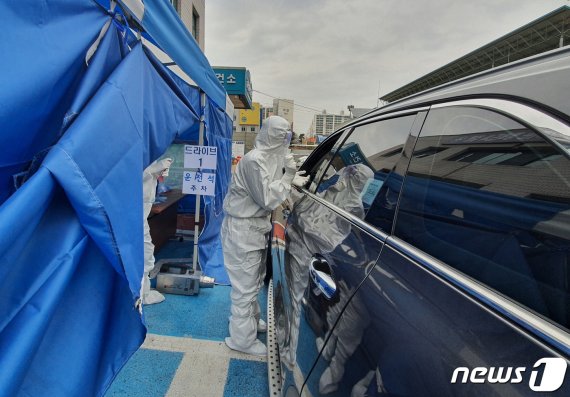 경북 김천시가 28일부터 선별진료소를 시간 단축이 가능하고 교차감염을 줄일 수 있는 '드라이브 스루' 방식으로 전환했다. 사진은 김천시 보건소(김천시제공)2020.2.28/뉴스1 © News1 정우용 기자