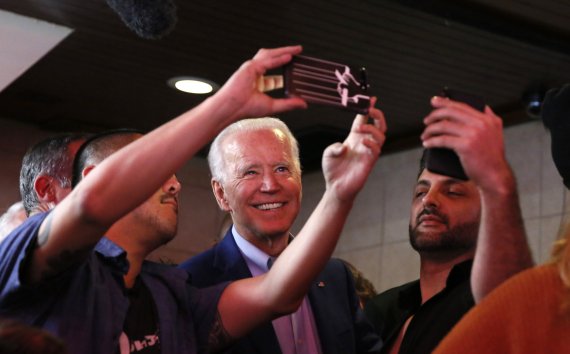 미국 민주당 대선 경선 후보로 나선 조 바이든 전 부통령(가운데)이 3일(현지시간) 캘리포니아주 로스엔젤레스에서 지지자들과 함께 사진을 찍고 있다.로이터뉴스1