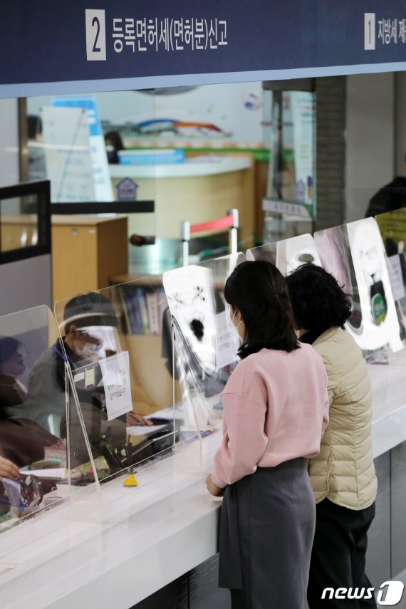 민원창구에 신종 코로나바이러스 감염증(코로나19) 예방을 위한 투명 아크릴판이 설치돼 있다. (사진은 기사와 관련없음) /사진=뉴스1