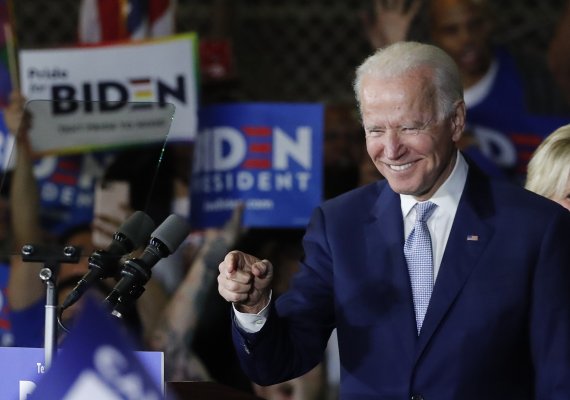미국 민주당 대선 경선에 뛰어든 조 바이든 전 부통령이 3일(현지시간) 캘리포니아주 로스엔젤레스에서 선거 유세를 하고 있다. 로이터 뉴스1
