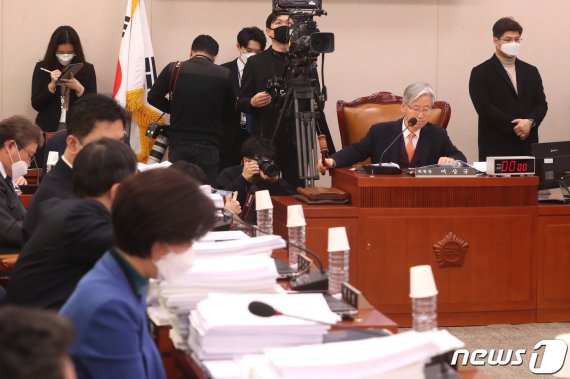 여상규 위원장이 4일 오전 서울 여의도 국회에서 열린 법제사법위원회 전체회의에서 안건을 상정하고 있다.