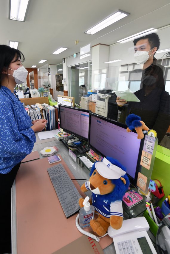 학생과 투명 아크릴판 사이에 두고 일하는 한양대 사회과학대