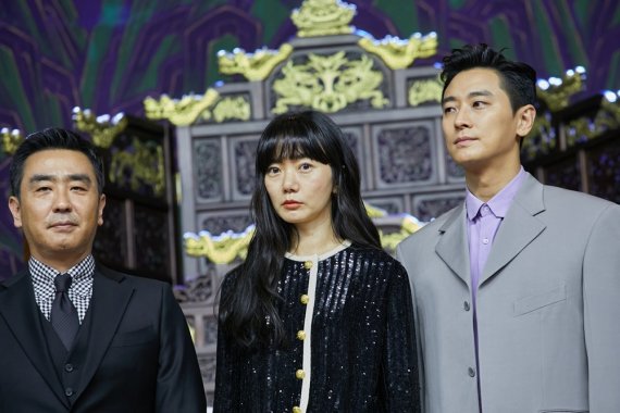 왼쪽부터 류승룡, 배두나, 주지훈