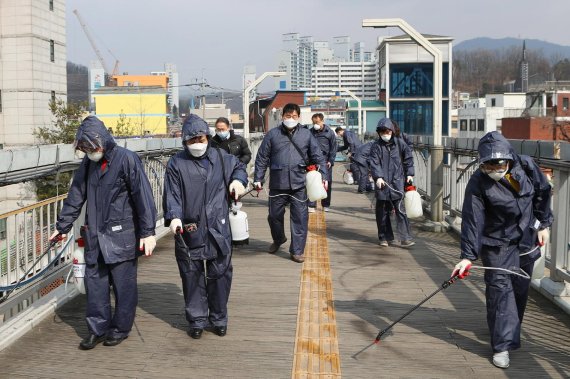 의왕시의원 방역소독. 사진제공=의왕시의회