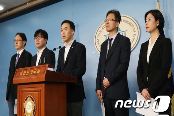 채이배 민생당 의원(가운데)과 규제개혁당.(규제개혁당 제공)© 뉴스1