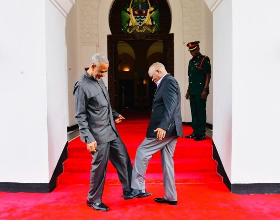 존 마구풀리 탄자니아 대통령(오른쪽)이 세이프 샤리프하마드 야당 대표와 발을 부딪치는 '우한 악수'를 나누고 있다. © 뉴스1