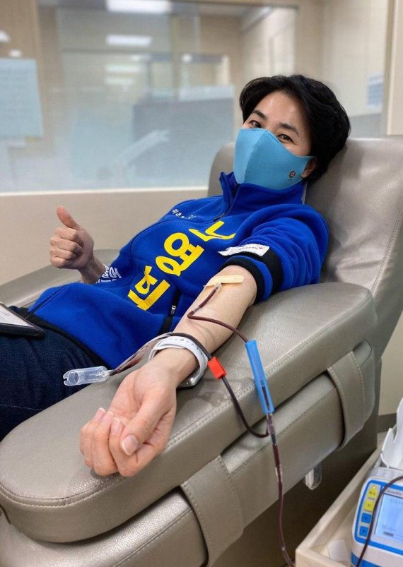 남영희 더불어민주당 인천 미추홀구을 국회의원 후보가 5일 선거캠프 관계자와 함께 헌혈의집 구월센터에서 헌혈에 참여했다.